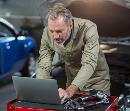 Car mechanic with laptop.